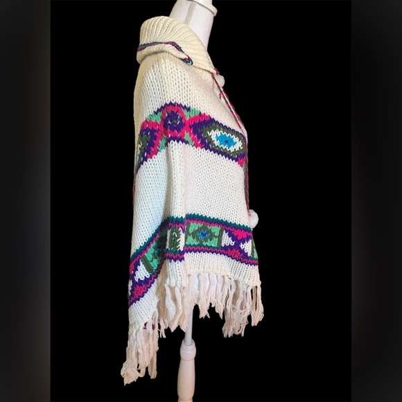 Vintage Handmade Knit Fashion Poncho - Picture 5 of 6